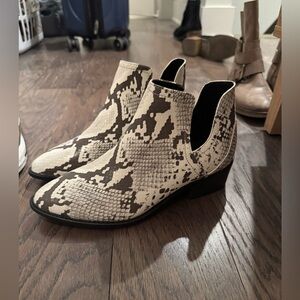 NEW Women’s size 7.5 Snakeskin Ankle Booties